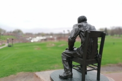 Der Herr passt auf, dass keiner die Wasserfälle klaut.